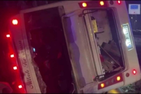 Otomobil ile çarpışan işçi servisi devrildi: 8 yaralı