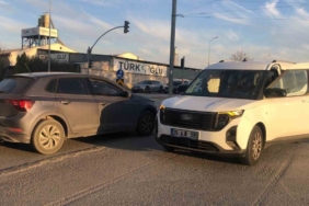 Otomobil ile hafif ticari araç çarpıştı: 6 yaralı