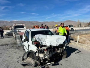 Otomobil ile kamyon çarpıştı: 1 yaralı