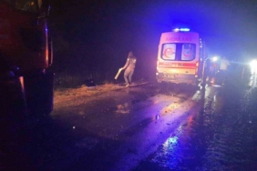 Otomobil ile kamyon çarpıştı: 1’i ağır, 3 yaralı