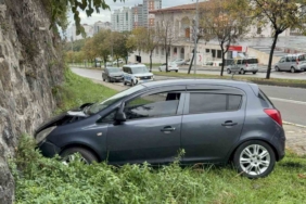 Otomobil istinat duvarına çarptı: İdmana giden futbolcu yaralandı