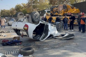 Otomobil karşı şeride geçerek ters döndü: 2 yaralı