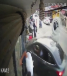 Otomobil markete daldı: 4 yaralı