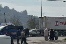 Otomobil tıra ok gibi saplandı: 2 yaralı