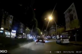 Otomobilin altında kalan kedi telef oldu