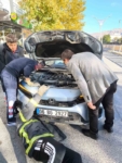 Otomobilin motor kısmına sıkışan yavru kedi itfaiye ekiplerince kurtarıldı