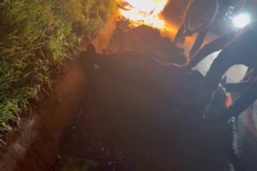 Otomobille çarpışan motosiklet alev topuna döndü: 1’i ağır 2 yaralı