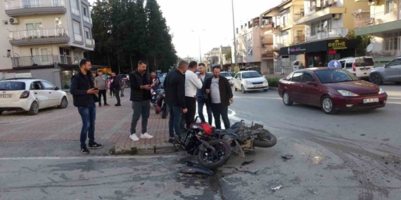 Otomobille çarpışan motosikletli, metrelerce havaya savruldu