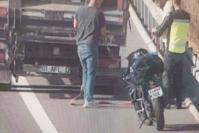 Otoyolda tehlikeli yolculuk kameralara yansıdı: Benzini biten motosikleti kamyonla çektiler