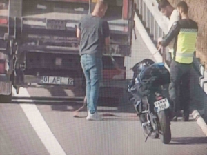 Otoyolda tehlikeli yolculuk kameralara yansıdı: Benzini biten motosikleti kamyonla çektiler
