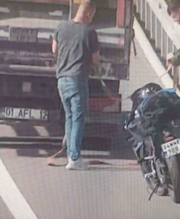 Otoyolda tehlikeli yolculuk kameralara yansıdı: Benzini biten motosikleti kamyonla çektiler