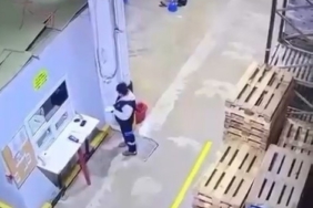 Paletlerin altında kalmaktan son anda kurtuldu