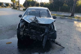 Palmiyeye çarpan otomobil hurdaya döndü: 1 yaralı