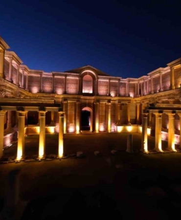 Paranın ilk basıldığı Sardes Antik Kenti artık gece de parlıyor