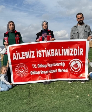 Paraşütle "Ailemiz istikbalimizdir" mesajı verildi