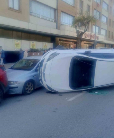 Park halindeki araçlara çarpan otomobil yan yattı: 1 yaralı