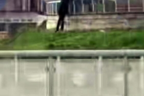 Parkta hayrete düşüren görüntü: Korkulukları tek tek söktü