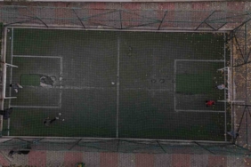 Parktaki halı sahayı, tarlaya çevirdiler