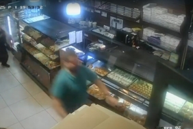 Pastanede dehşet anları: Elinde bıçakla müşterilere saldırdı