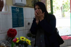 Pide yemeye gelip salondaki mezarlık başında dua ederek ayrılıyorlar