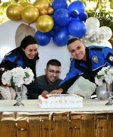 Polislerden cam kemik hastası Buğra’ya davullu, zurnalı doğum günü