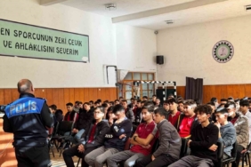 Polisten lise öğrencilerine yönelik eğitim çalışması