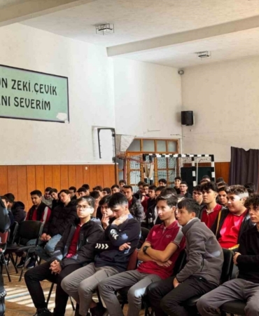 Polisten lise öğrencilerine yönelik eğitim çalışması