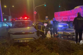 Porselen hammaddesi yüklü kamyon otomobille çarpıştı: 4 yaralı