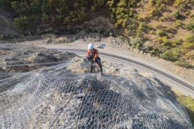 Pülümür yolunda taş düşmesi karşın güvenlik çalışmaları tamamlandı