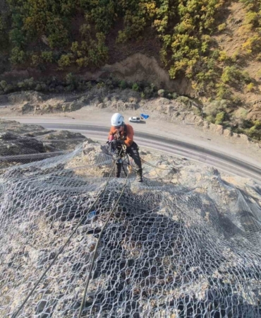 Pülümür yolunda taş düşmesi karşın güvenlik çalışmaları tamamlandı