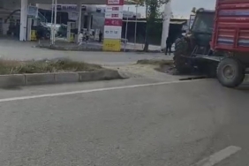 Refüjden yolun karşısına geçmek isteyen traktöre otomobil çarptı