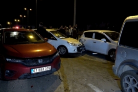 Refüje çarpan araç zincirleme kazaya sebep oldu: 1 yaralı