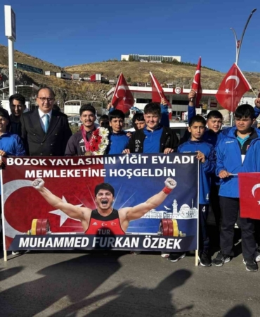 Rekor kırarak dünya şampiyonu olan milli halterci Muhammed Furkan Özbek, memleketinde davul ve zurna ile karşılandı