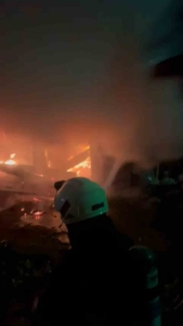 Rize’de 3 katlı binanın kömürlüğünde yangın paniği