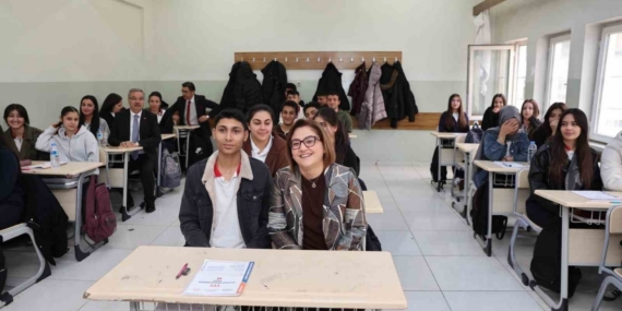 Şahin, bu yılın ilk deneme sınavında öğrencilerle bir araya geldi