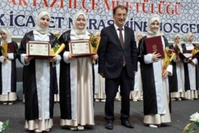 Sakarya’da 27 öğrenci icazet merasiminde hafızlık belgelerini aldı