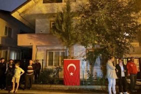 Sakaryalı şehidin baba ocağına Türk bayrağı asıldı