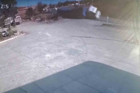 Saman balyalarının yüklü olduğu tır yan yattı