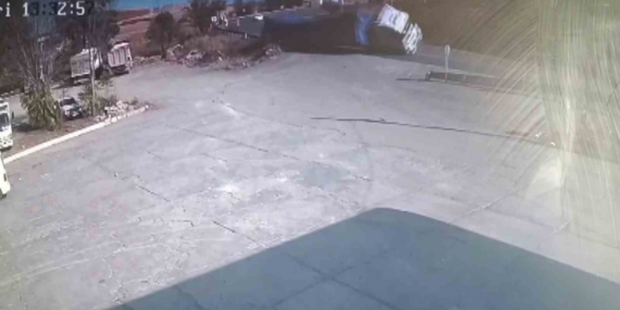 Saman balyalarının yüklü olduğu tır yan yattı