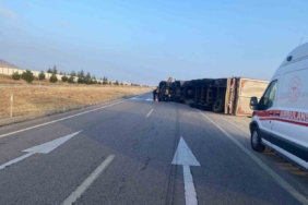 Saman yüklü tır devrildi