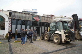 Samsun’da mahkeme kararı sonrası eğlence mekanının yıkımı başladı