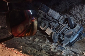 Şanlıurfa’da devrilen tırın sürücüsü hayatını kaybetti