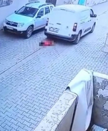 Şanlıurfa’da kargo aracının çarptığı 2 yaşındaki çocuk hayatını kaybetti... Feci kaza kamerada