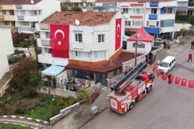 Şehidin evine Türk bayrağı asıldı