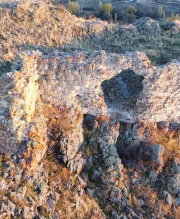 Selçuklu kalesi ve çevresindeki türbeler tarihe ışık tutuyor