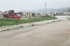 Selden etkilenen Dikili ve Foça’da su tahliye çalışmaları sürüyor