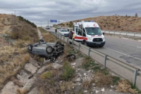 Seyir halindeki aracın çarptığı otomobil şarampole devrildi: 7 yaralı