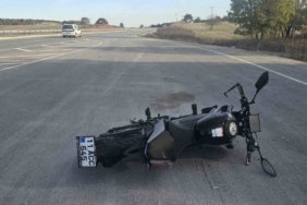 Seyir halindeki motosiklet önüne çıkan köpeğe çarptı: 2 yaralı