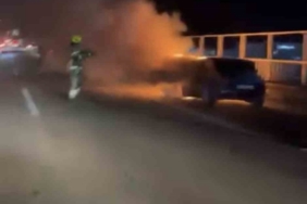 Seyir halindeki otomobil alev alev yandı