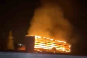 Seyir halindeki tırın lastiği alev aldı